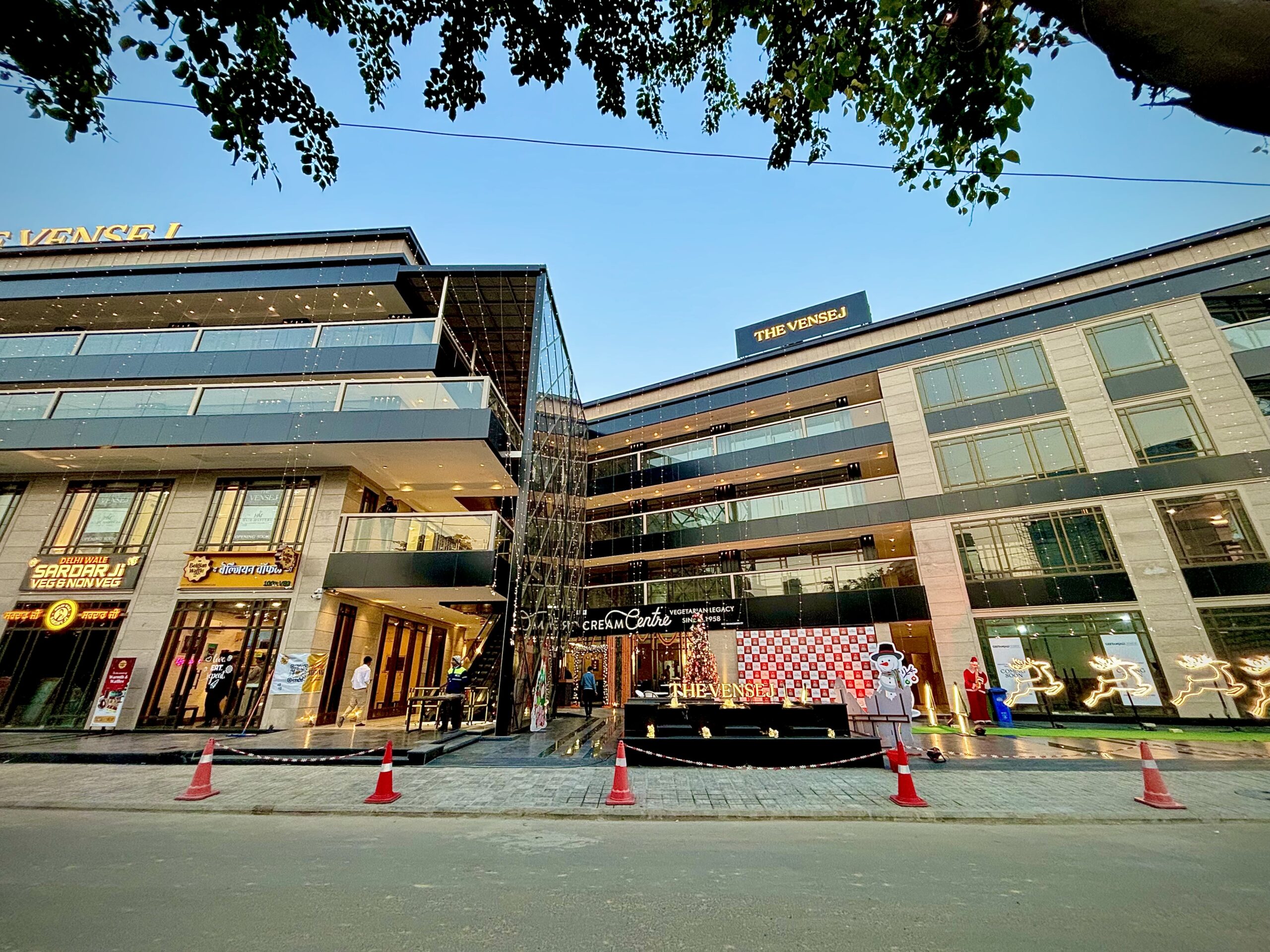 From McDonald’s to Delhi Waale Sardar Ji: Iconic Dining Spots at The Vensej Mall, Gurgaon